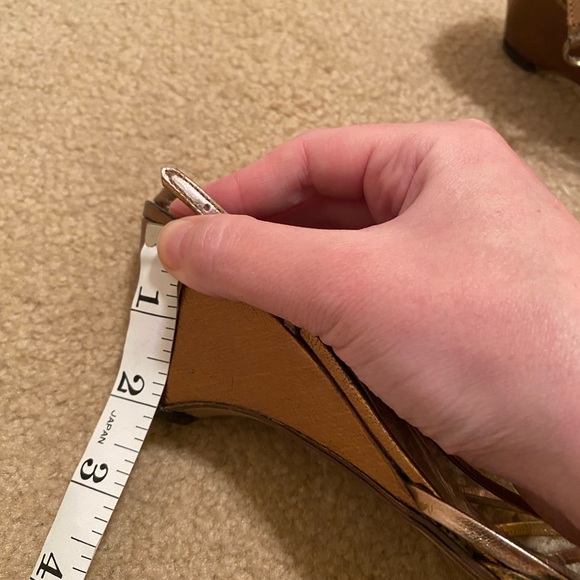 Beene Bag Vintage Strappy Wedge Gold Size 7 - Picture 3 of 6